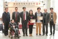 胡栢堯同學(右三)獲頒通識教育優秀論文獎銀獎